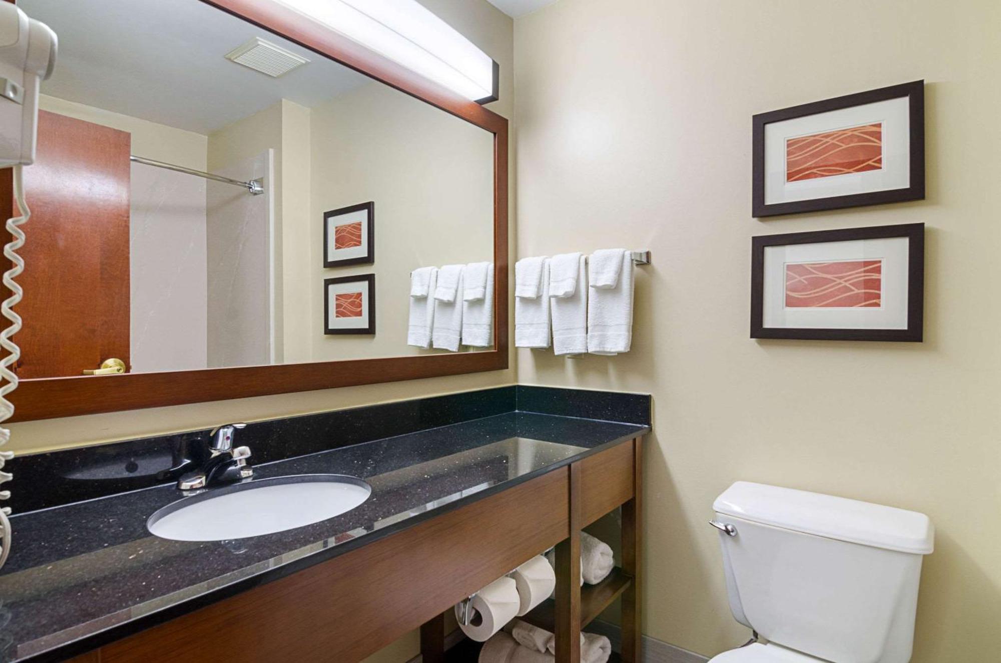 Comfort Inn & Suites Hutchinson Zewnętrze zdjęcie